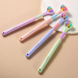 Brosse à dents à trois côtés en forme de V