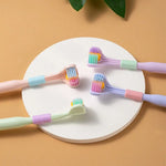 Brosse à dents à trois côtés en forme de V