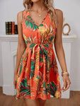 Robe à motif tropical avec ceinture à nouer